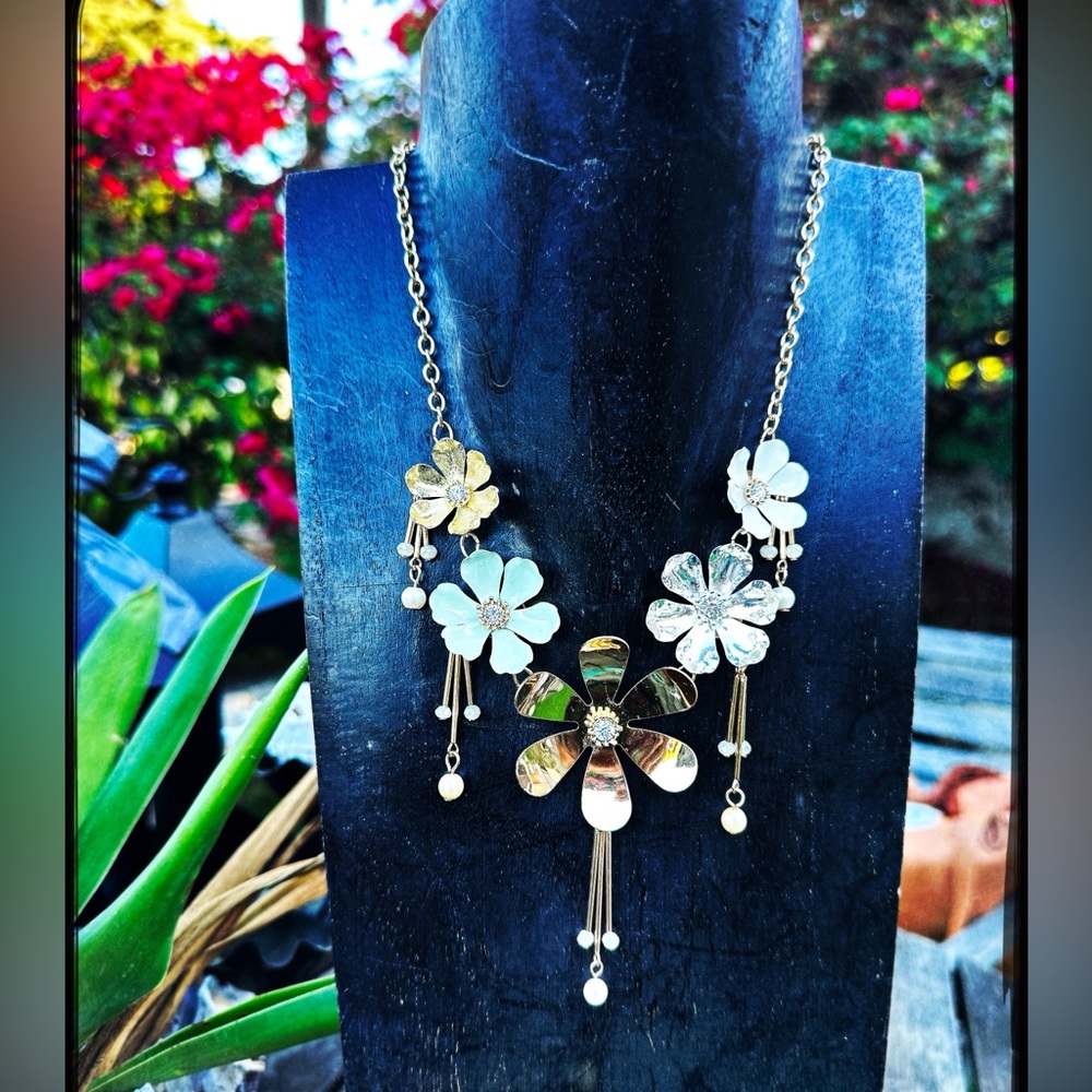 SOLD Vintage, Various flower statement necklace